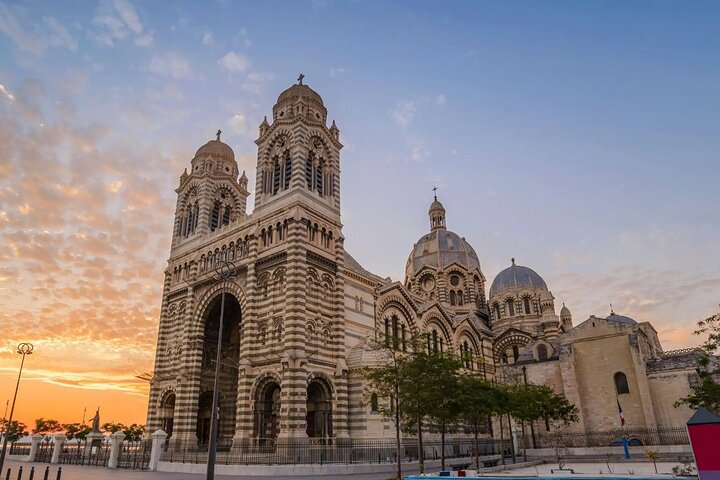 Tour privado a pie por Marsella con un local