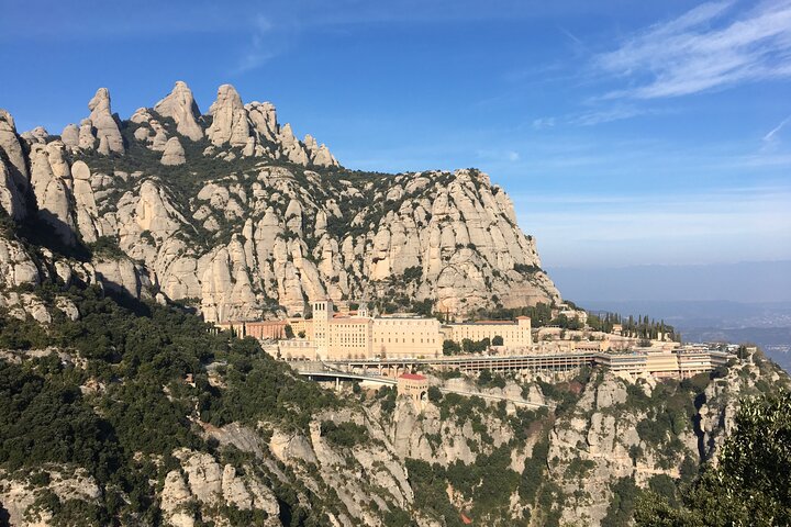 Monasterio de Montserrat y senderismo de medio día por la montaña desde Barcelona
