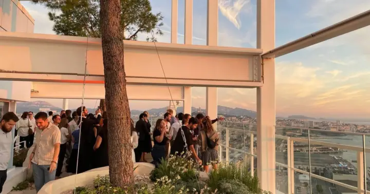 ¡Comedia en el cielo! Monólogos a 135 metros de altura en Marsella
