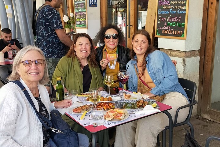 Recorrido nocturno a pie para ir de tapas por la zona modernista de Barcelona con cena y en grupo pequeño