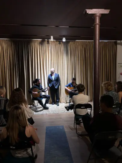 Lisboa: espectáculo de fado en directo en la exclusiva CASA LUNDUM | Alfama con oporto
