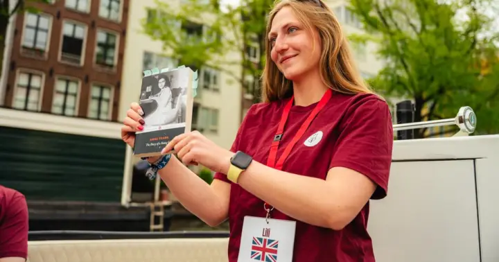Amsterdam: Anne Frank Canal Cruise through the Jewish Quarter with a Drink