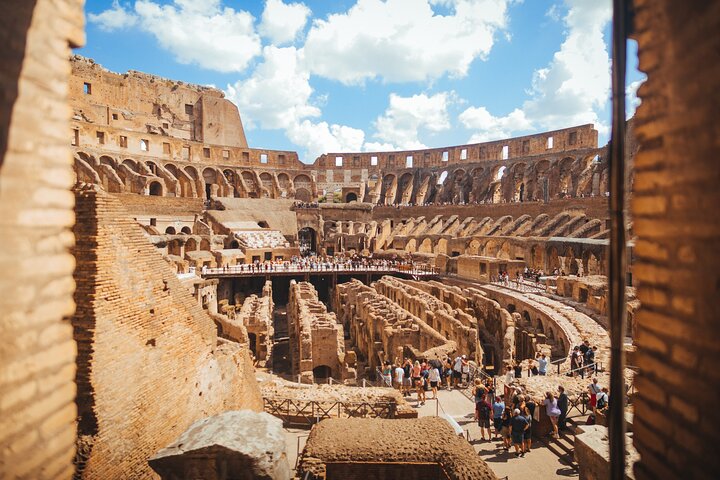 Primera entrada: tour privado al Coliseo y al Foro Romano con acceso a la arena