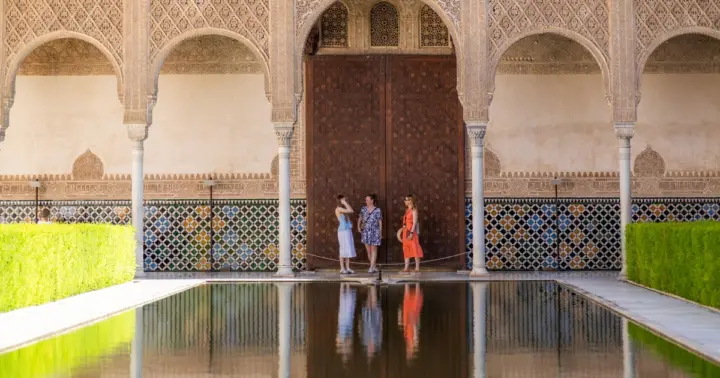 Alhambra: Private Guided Tour with Nasrid Palaces Tickets