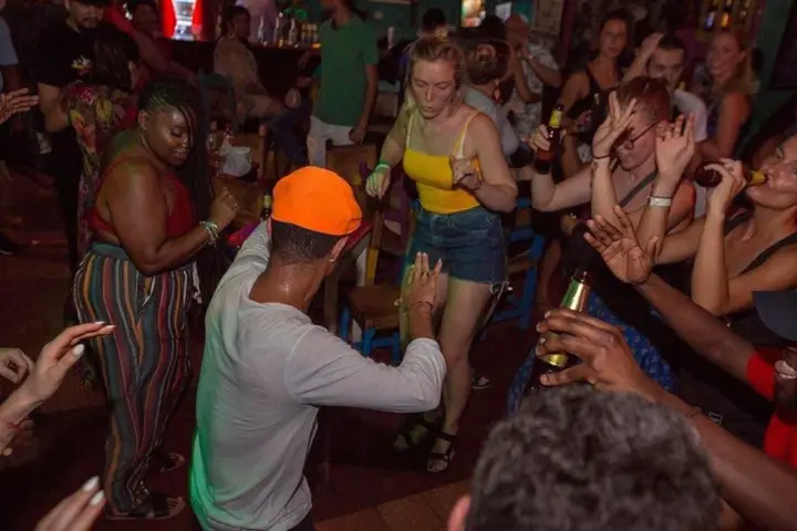 Cartagena: Tour de Baile de Salsa en Famosos Bares Locales