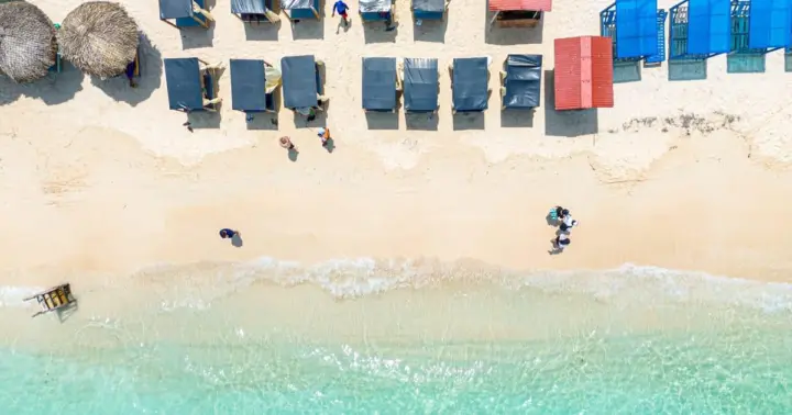 Cartagena: Playa Tranquila Beach Day by Bus with Lunch