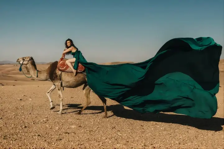 Marrakech: sesión de fotos con vestido volador en el desierto de Agafay