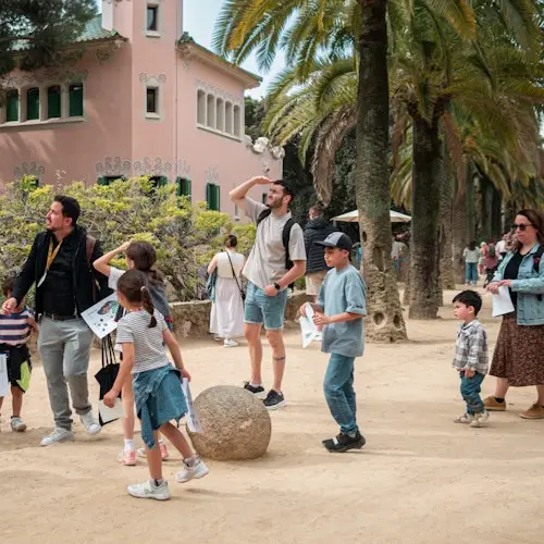 Park Güell: Small Group Guided Tour for Kids & Families