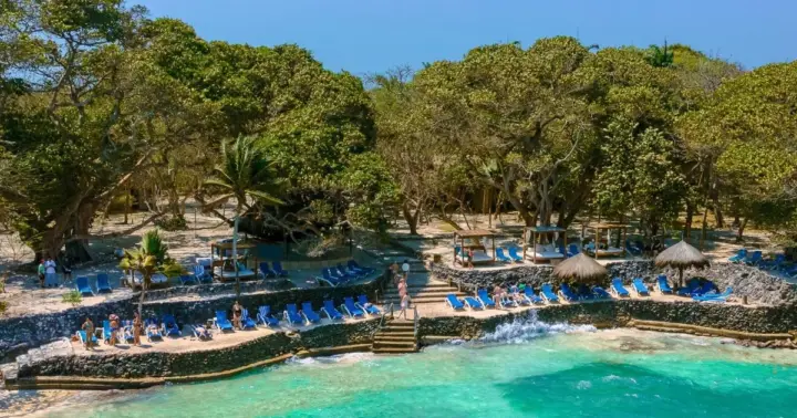 From Cartagena: Rosario Islands Day Trip with Lunch & Drink