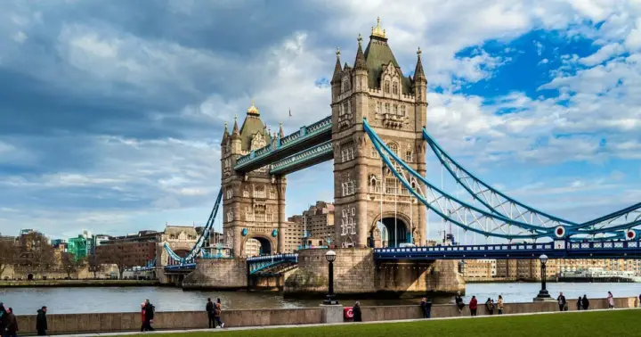 London Sightseeing Audio Tour with Tower Bridge Ticket