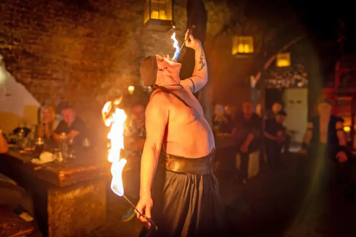 Desde Praga: Cena Medieval, Espectáculo, Castillo y Cervecería