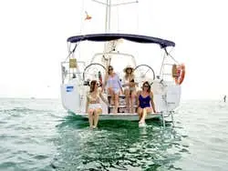 Paseo en velero por Barcelona en grupo reducido