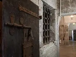 Entrada al Palacio de las Prisiones con audioguía