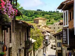 Excursión al Capricho de Gaudí, Santillana del Mar y Santander