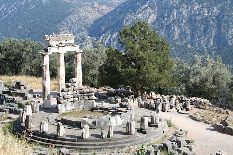 Entrada al sitio arqueológico y museo de Delfos.