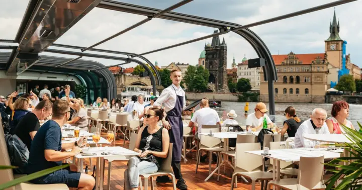 Praga: Almuerzo en crucero por el Moldava en un barco descubierto de cristal