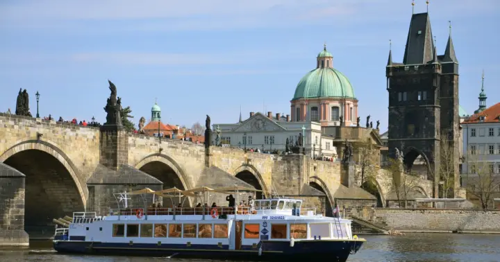 Praga: Almuerzo en crucero de 2 horas por el río Moldava