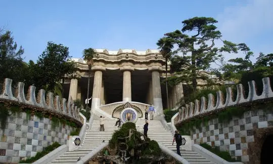 Entradas sin colas y visita guiada a la Sagrada Familia y al Park Güell con traslado