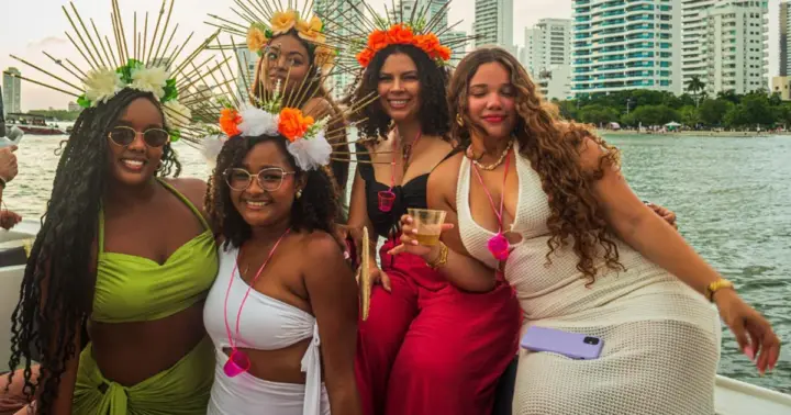 Cartagena: tour por la bahía con barra libre, atardecer y discoteca