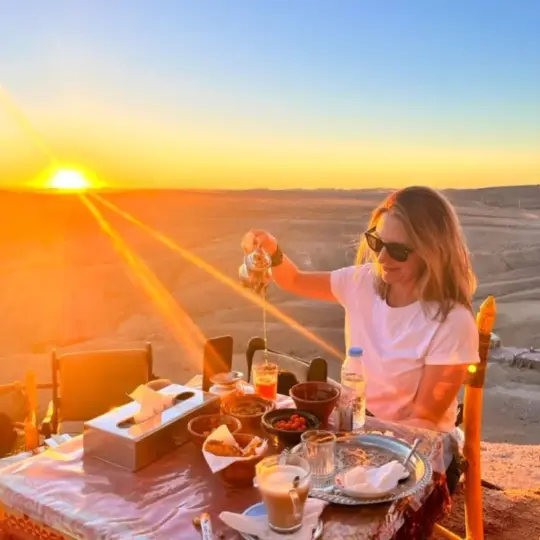 Desierto de Agafay: paseo en camello al atardecer, cena marroquí y espectáculo de fuego