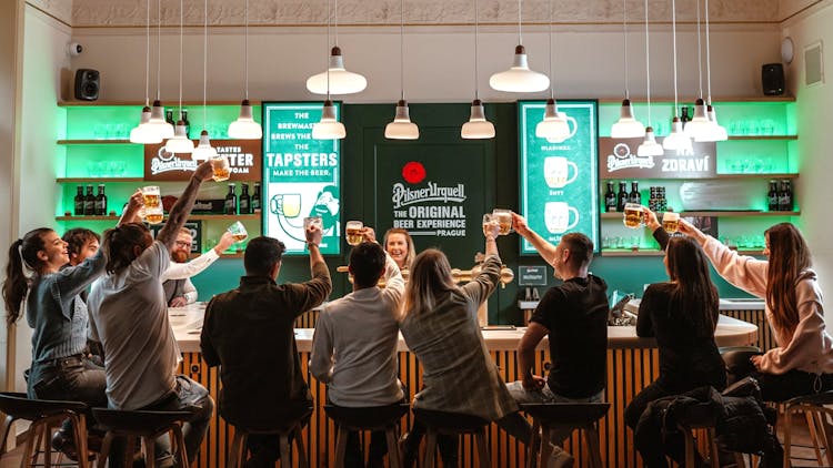 Sesión interactiva de vertido de cerveza en la Tapster Academy de Praga