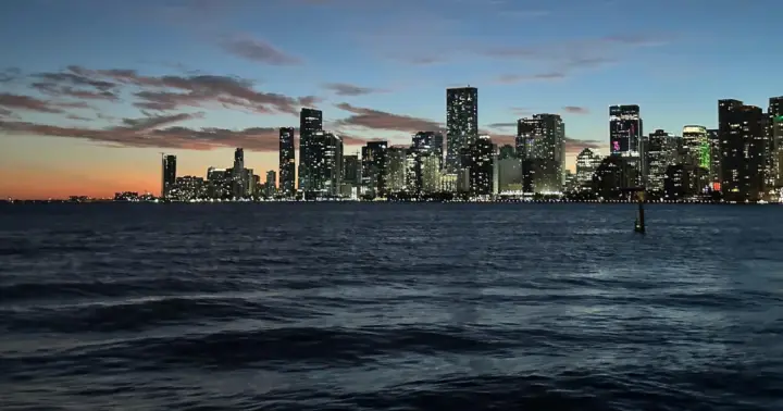 Paseo en barco turístico por Miami: casas de millonarios y paisaje urbano de Miami