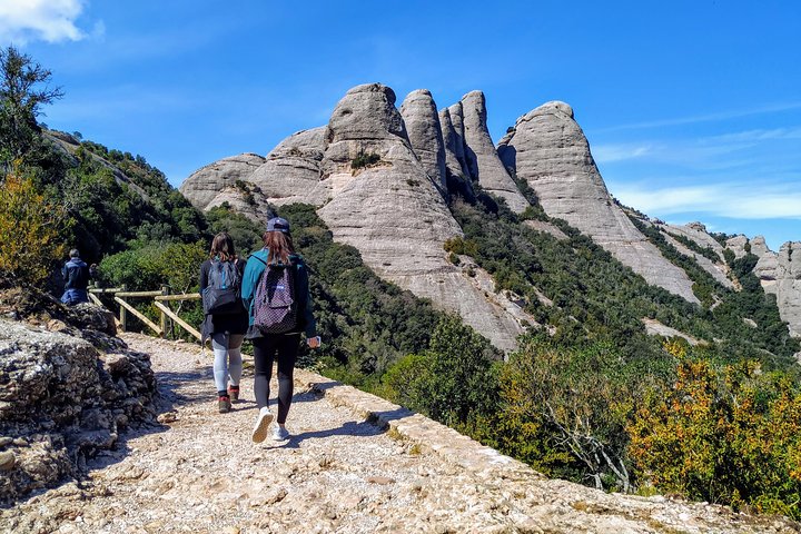 Senderismo en Montserrat y Visita al Monasterio en Grupo Reducido