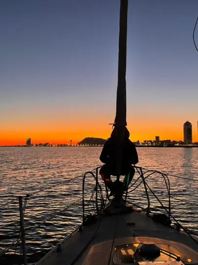 Experiencia de navegación al atardecer en Barcelona con bebidas y tapas