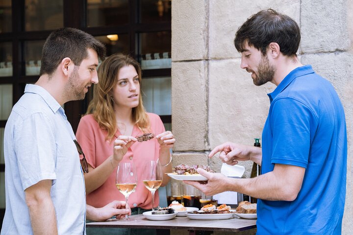 Tour gastronómico San Sebastián : Cata de pintxos maridada con vinos Españoles