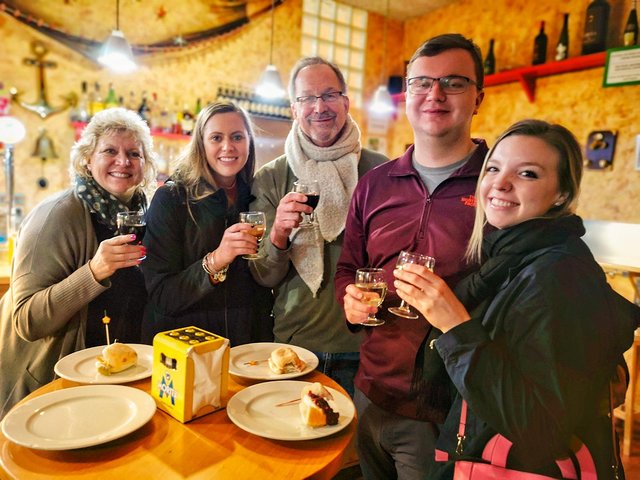 Tour privado de comida y bebida de Barcelona : Tabernas y tapas tradicionales