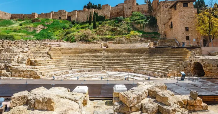 Málaga: Tour privado en tuk tuk y realidad virtual en la Alcazaba