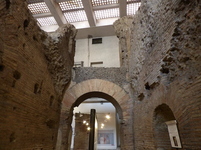 Visita guiada a pie subterránea de la Fontana de Trevi y la Piazza Navona