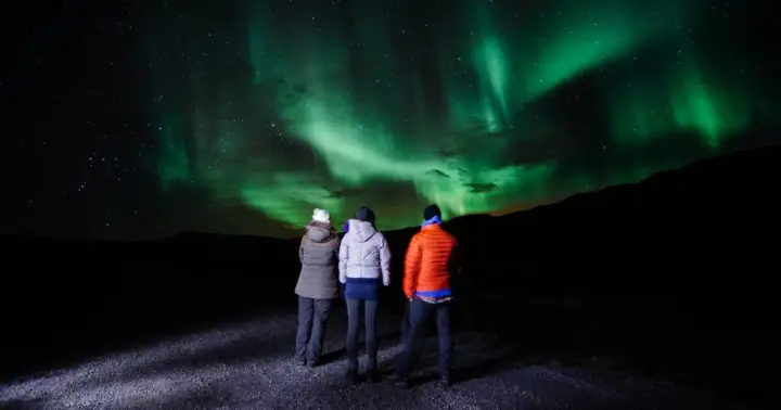Reykjavik: Northern Lights Tour with Hot Chocolate & Photos