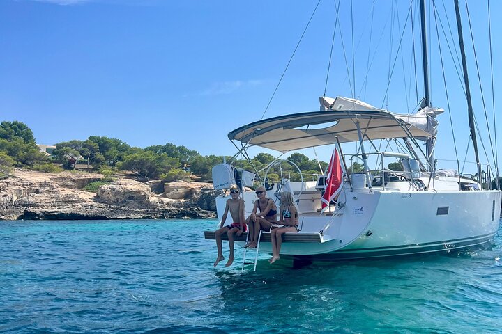 Palma de Mallorrca : Recorrido a vela con bebidas, tapas & snorkel.