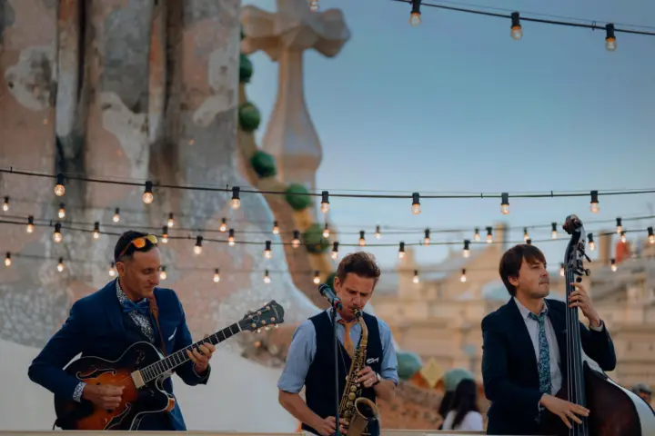 Visita nocturna a la Casa Batlló con música en directo en la azotea