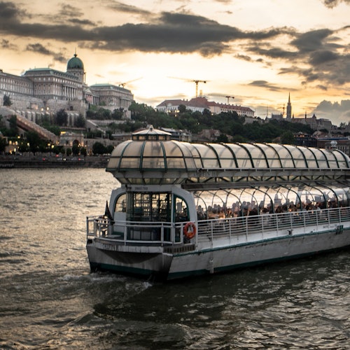Budapest: Dinner Cruise + 1 Drink + Live Music