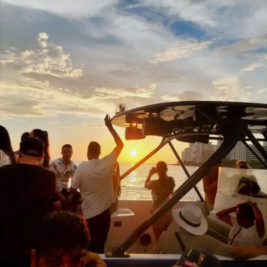 Cartagena: Sunset VIP Bay Tour with Open Bar, and Club