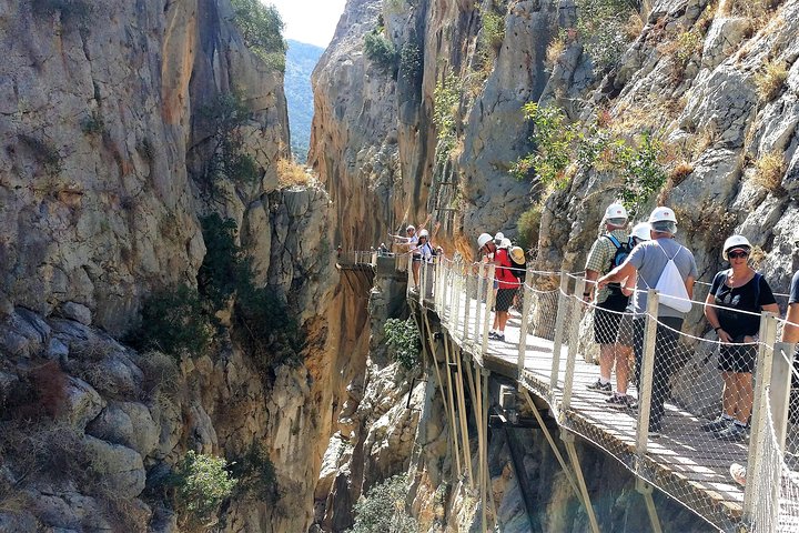 Tour a pie en grupo por Caminito del Rey