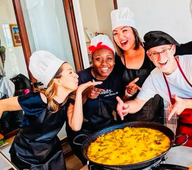 Barcelona: Master Fideua Cooking Workshop with Market Tour