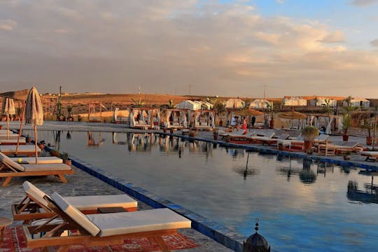 Pase nocturno por el desierto de Agafay con cena y acceso a la piscina