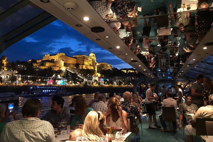 Crucero con cena a la luz de las velas por el Danubio de Budapest con música en vivo