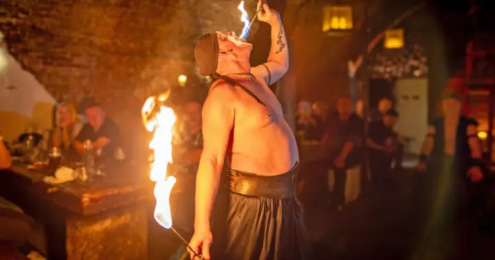 Desde Praga: Cena Medieval, Espectáculo, Castillo y Cervecería