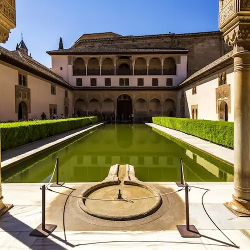 Alhambra y Palacios nazaríes: Tour guiado + Entrada sin colas