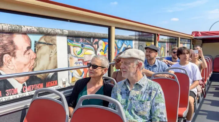 Berlín: tour en autobús descubierto por el Muro de Berlín con parada en el Memorial