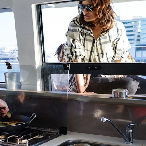 Barcelona: Excursión con cena en catamarán al atardecer para grupos reducidos