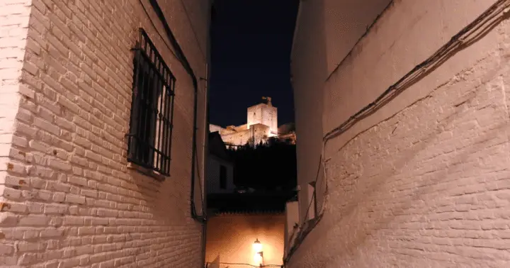 Granada: Tour a pie Albaicín en la Oscuridad