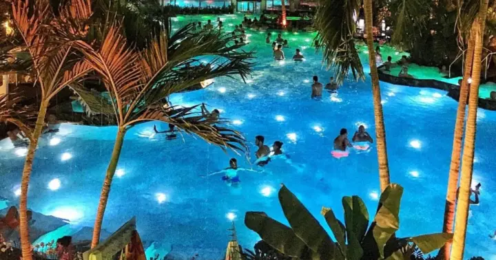 Bucarest: experiencia nocturna en el spa Therme con traslado