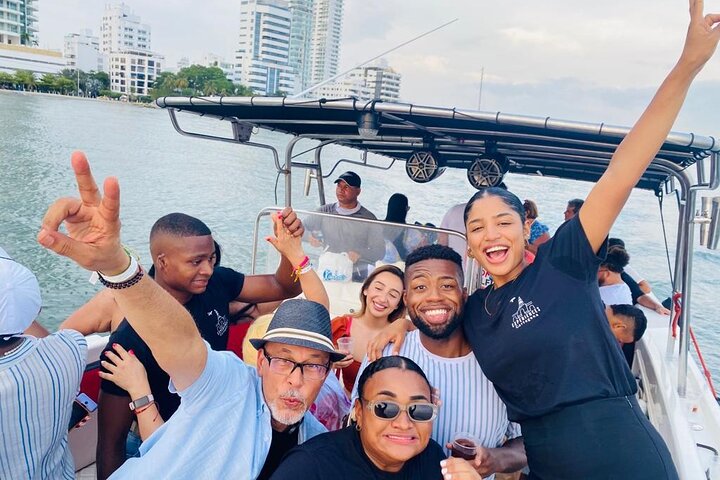 Cartagena:Sunset boat party restaurante caribeño y Getsemaní tour