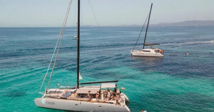 Tour en catamarán de lujo en Palma con comida y tablas de paddle surf