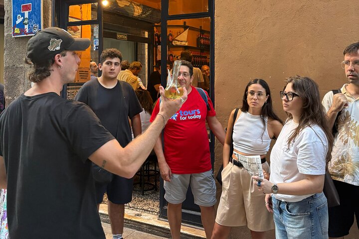 Barcelona Tapas Tour: Historia, Sabor y Vida Local